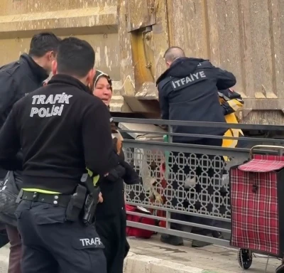 Yaya ge&ccedil;idinde kamyonun &ccedil;arptığı kadın yaralandı, vatandaşlar s&uuml;r&uuml;c&uuml;ye saldırdı
