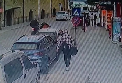 Yaya ge&ccedil;idinde karşıya ge&ccedil;en kadın, motosikletin &ccedil;arpmasıyla yaralandı
