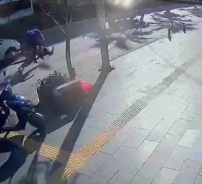 Yaya geçidinden geçen Alman aileye otomobil çarptı: 1 yaralı
