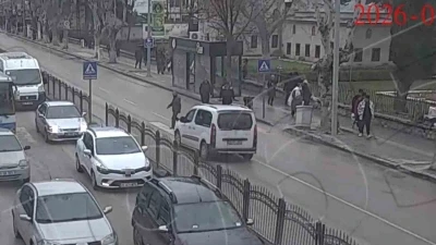 Yaya ge&ccedil;idinden ge&ccedil;erken ara&ccedil; &ccedil;arptı
