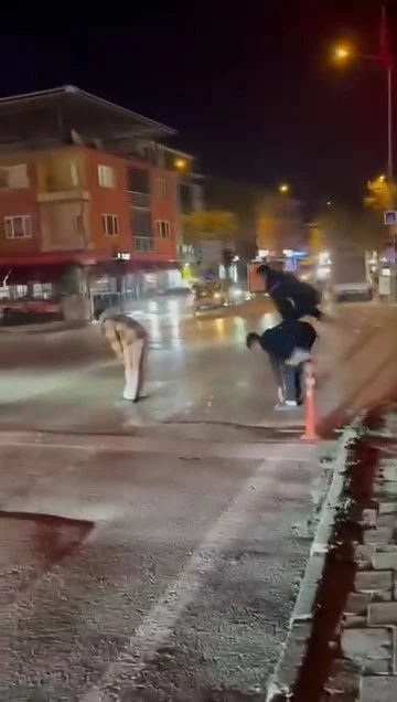 Yaya geçidinden karşıya birdirbir oynayarak geçtiler
