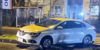 Yaya levhasına &ccedil;arpan otomobil s&uuml;r&uuml;c&uuml;s&uuml; yaralandı
