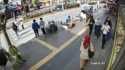 Yayalara &ccedil;arpan motosiklet s&uuml;r&uuml;c&uuml;s&uuml; yaralılar yerde yatarken olay yerinden ka&ccedil;tı

