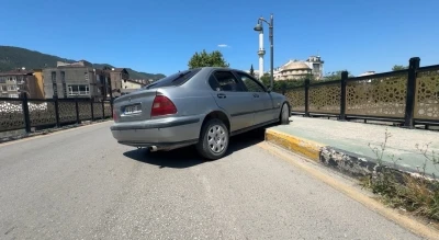 Yayaya &ccedil;arpan s&uuml;r&uuml;c&uuml; otomobilini bırakıp ka&ccedil;tı
