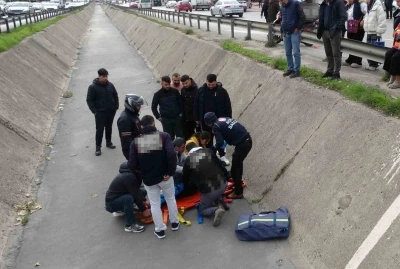 Yayaya yol veren motosikletli arkasından gelen otomobilin &ccedil;arpmasıyla kanala u&ccedil;tu
