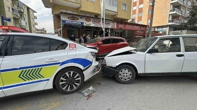 Yayaya yol veren polis aracına Tofaş otomobil arkadan &ccedil;arptı
