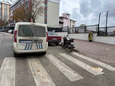 Yayaya yol verirken, arkadan motosiklet &ccedil;arptı
