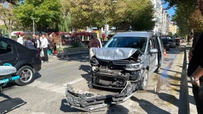 Yayaya yol vermek için duran otomobile hafif ticari araç çarptı: 2 yaralı
