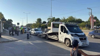 Yayaya yol vermek istedi, 3 araç birbirine girdi
