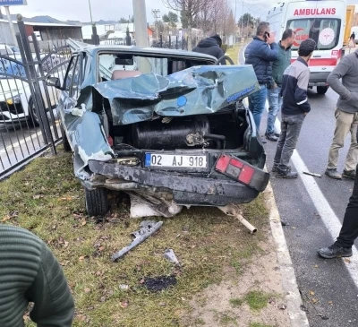 Yayaya yol vermek isterken &ccedil;arpıştılar: 3 yaralı
