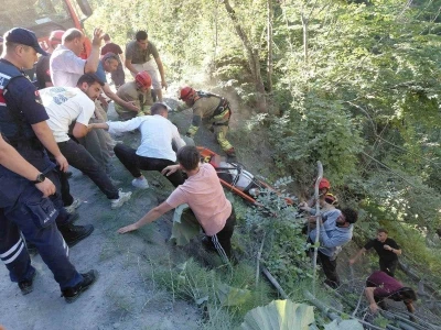 Yayla yolunda otomobil u&ccedil;uruma yuvarlandı: 1 yaralı
