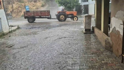 Yaz ortasında sağanak s&uuml;rprizi: Tekirdağ&rsquo;da yollar g&ouml;le d&ouml;nd&uuml;
