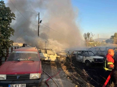 Yediemin deposunda yangın çıktı, 5 otomobil 30 motosiklet yandı
