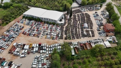 Yediemin otoparkları ara&ccedil; mezarlığına d&ouml;nd&uuml;, milyonluk ara&ccedil;larla hurdaya d&ouml;nenler aynı alanda sahiplerini bekliyor
