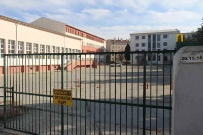 Yediği gıdadan zehirlenen lise öğrencisi hastaneye kaldırıldı
