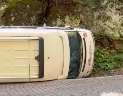 Yedigöller Milli Parkı’nda minibüs devrildi
