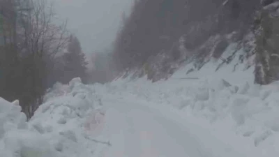 Yedig&ouml;ller Milli Parkı yolunda kar yağışı etkili oluyor
