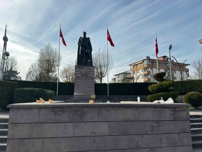 Yediler içtiler, sokakta çöplerini bıraktılar
