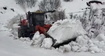 Yedisu&rsquo;da kar kalınlığı 1 metreyi aştı, ekiplerin m&uuml;cadelesi s&uuml;r&uuml;yor
