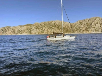 Yelkenli teknede 80 düzensiz göçmen ve 2 göçmen kaçakçısı yakalandı
