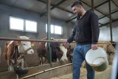 Yem desteği Bayburtlu &ccedil;ift&ccedil;inin y&uuml;z&uuml;n&uuml; g&uuml;ld&uuml;rd&uuml;: "Bu destek bize iyi geldi"
