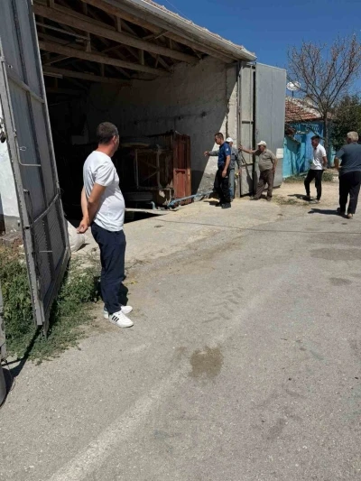 Yem kırma makinesine düşen işçi ağır yaralandı
