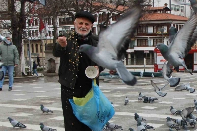 &rsquo;Yemci Dede&rsquo; 20 yıldır sokaklardaki g&uuml;vercinleri beslemeden kahvaltı yapmıyor
