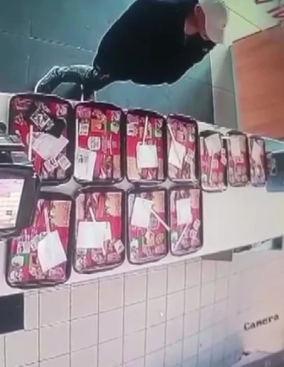 Yemek tepsisindeki cep telefonunu böyle çaldı
