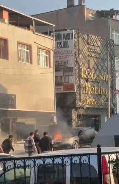 Yeni aldığı otomobilinden alevler y&uuml;kseldi, yangını s&ouml;nd&uuml;rd&uuml;
