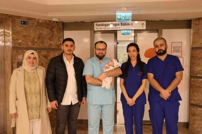 Yeni doğan bebek 79 g&uuml;nde 4 ağır ameliyat ge&ccedil;irerek hayata tutundu

