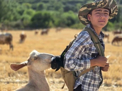 Yeni doğan oğlağı çantasında taşıdı, anne keçi peşinden ayrılmadı
