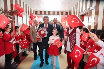 Yeni d&ouml;neme ay-yıldızlı bayrakla başladılar
