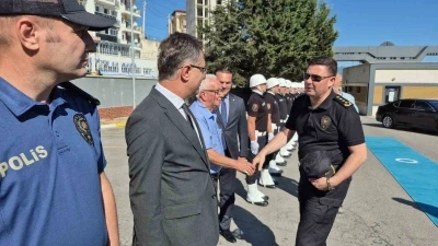 Yeni Emniyet Müdürü, kendisini karşılayan şehit babasının elini öptü
