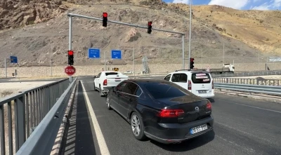 Yeni Köprü’de yaşanan trafik kazalarına çözüm: Trafik ışıkları yerleştirildi
