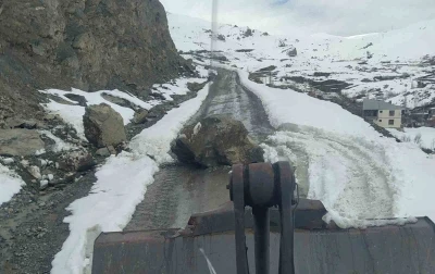 Yeni Mahalle yoluna d&uuml;şen kayalar temizlendi
