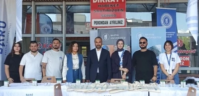 Yeni öğrencileri rektör karşıladı
