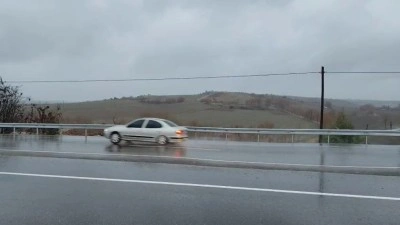 Yeni yapılan yolda yaşanan &ccedil;&ouml;kme kazalara daveti &ccedil;ıkarıyor