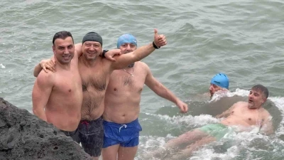 Yeni yılın ilk g&uuml;n&uuml;nde buz gibi suda deniz keyfi
