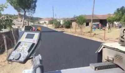 Yenice&rsquo;de k&ouml;y yollarında sıcak asfalt d&ouml;kme &ccedil;alışmaları hız kesmeden devam ediyor
