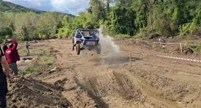Yenice’de off-road coşkusu: Başkanın &quot;co pilot&quot; olduğu araç havada uçtu!
