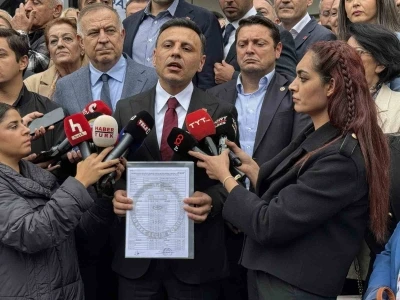 Yeniden CHP İstanbul İl Başkanı seçilen Özgür Çelik mazbatasını aldı
