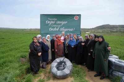 Yenik&ouml;yl&uuml; &ccedil;ift&ccedil;ilere sulama borusu dağıtıldı

