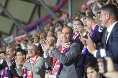 Yenilen takımın taraftarı yeni stadyuma böyle zarar verdi
