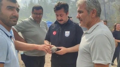 Yenişehir Belediye Başkanı Özel, yangından etkilenen kaplumbağaya suyla müdahale etti
