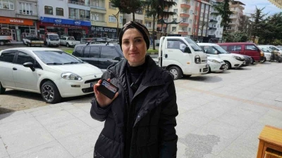 Yerde değil y&uuml;ksekte arayınca c&uuml;zdanını buldu
