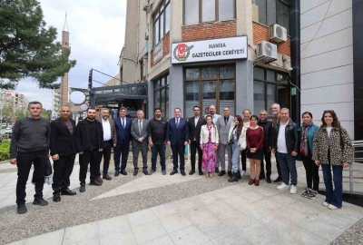 Yerel y&ouml;neticiler, gazetecilerle bir araya gelerek 69. yıl coşkusunu paylaştı
