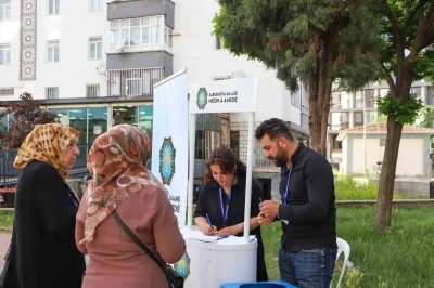 Yerinde &Ccedil;&ouml;z&uuml;m ekipleri parklarda vatandaşlarla buluştu
