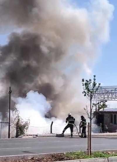 Yerleşim alanına yakın çıkan yangın korkuttu
