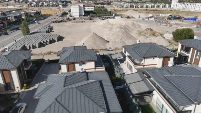 Yerleşim yerinde kurulan hafriyat deposu mahalle sakinlerini isyan ettirdi
