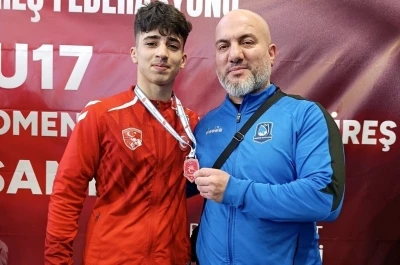 Yerlikaya&rsquo;dan madalyasını alan gen&ccedil; g&uuml;reş&ccedil;i Manisa&rsquo;ya gurur yaşattı

